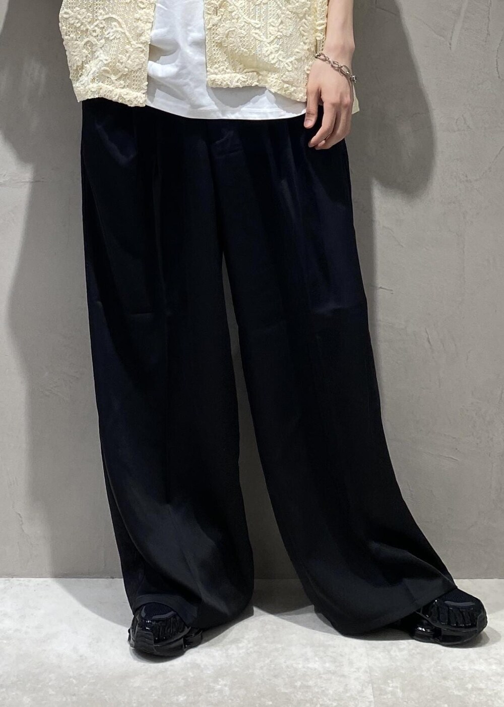 ブラック系のスラックス、ホワイト系のシャツ/ブラウス、ホワイト系のタンクトップを着用したメンズの夏コーディネートの6枚目の写真