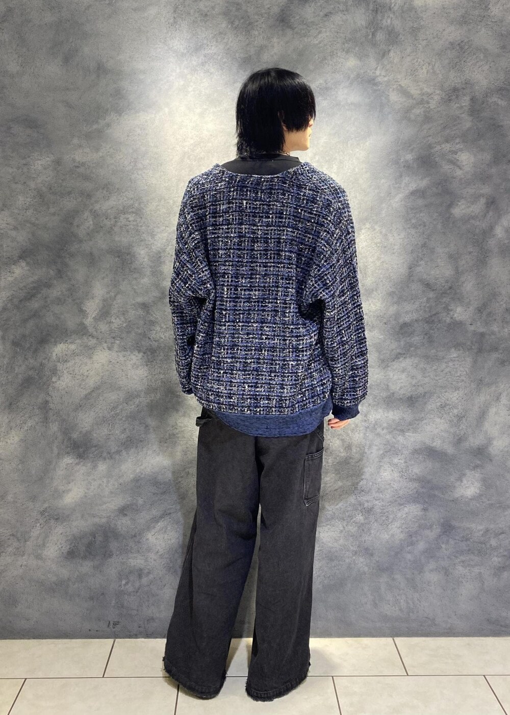 ブラック系のTシャツ/カットソー、ブラック系のスニーカー、ブラック系のデニムパンツを着用したメンズの秋コーディネートの3枚目の写真