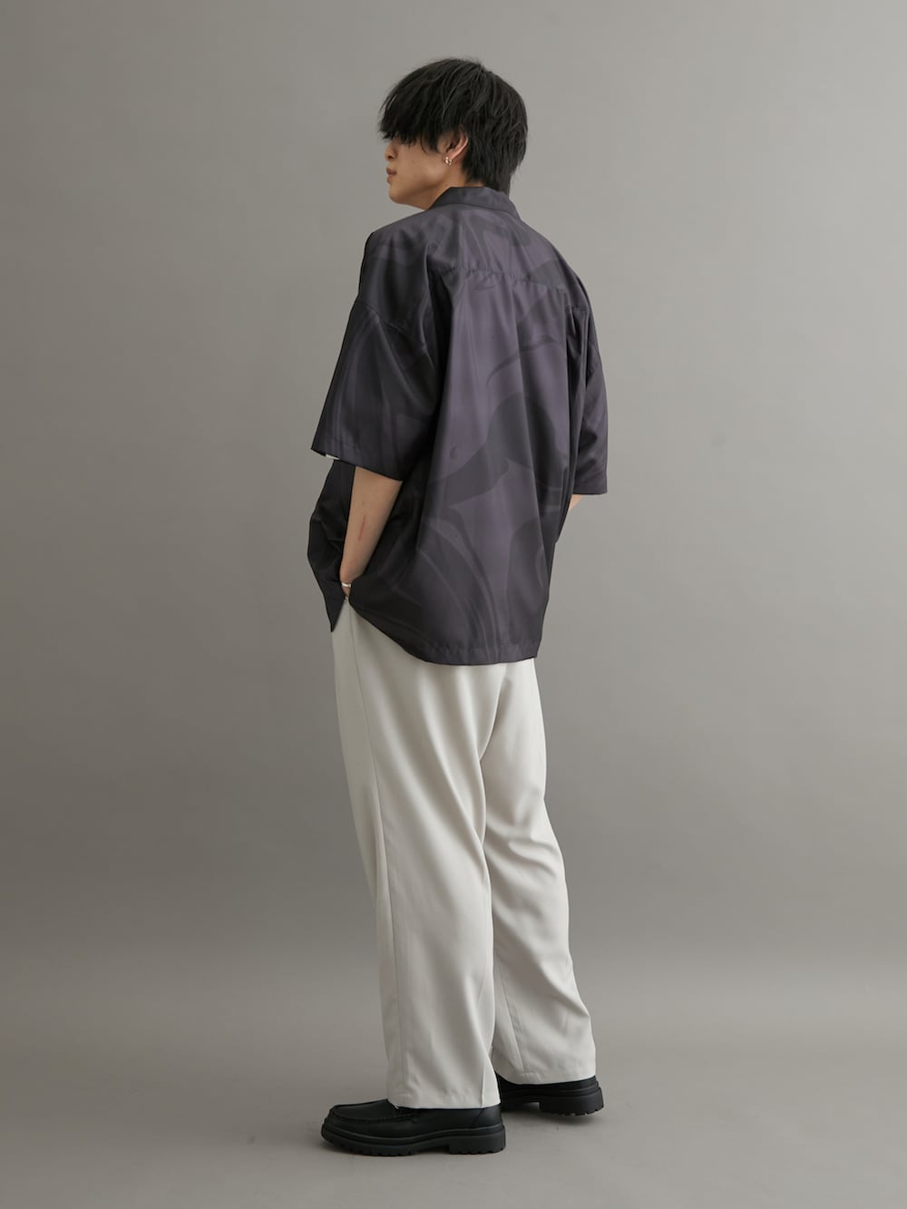 ホワイト系のTシャツ/カットソー、ブラック系のシャツ/ブラウス、グレー系のスラックスを着用したメンズの夏コーディネートの2枚目の写真