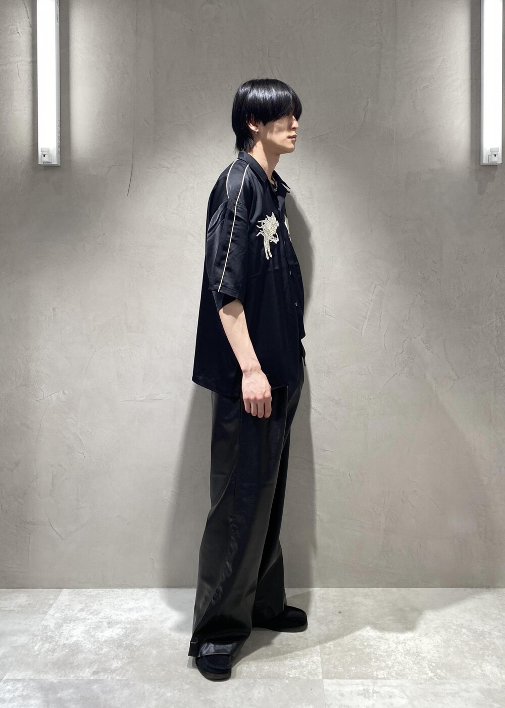 「古着MIX、シンプルコーデ、ブラックコーデ、韓国ファッション、夏コーデ、スカジャン、スカシャツ、スカジャンコーデ、シャツコーデ、シャツスタイル、開襟シャツ、オープンカラーシャツ、ビッグシルエット、オーバーサイズ、刺繍シャツ」｜「ClarksのCLARKS / クラークス　Wallabee ワラビー（モカシン/デッキシューズ、ブラック系）」を使った、れんさん（メンズ・180cm）の夏コーディネートの5枚目の写真