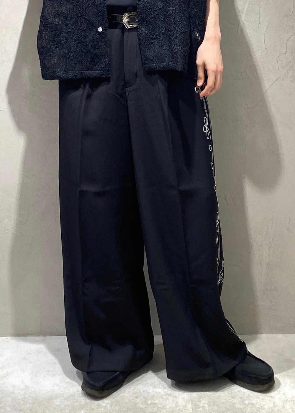 ブラック系のモカシン/デッキシューズ、ブラック系のタンクトップ、ブラック系のシャツ/ブラウスを着用したメンズの夏コーディネートの5枚目の写真