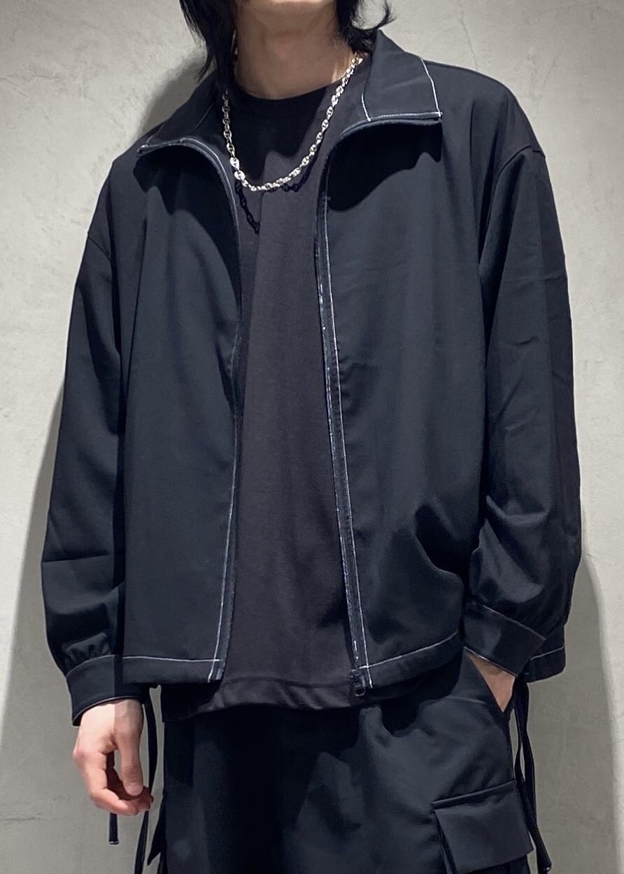 ブラック系のTシャツ/カットソー、ブラック系のモカシン/デッキシューズ、ブラック系のその他パンツを着用したメンズの春コーディネートの5枚目の写真