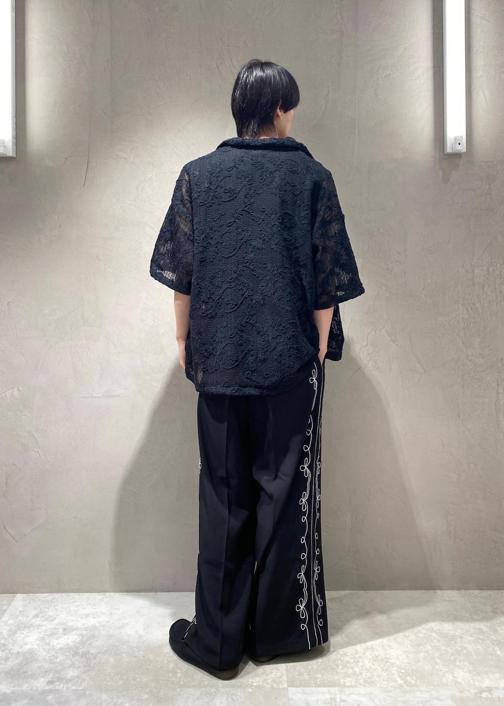 ブラック系のモカシン/デッキシューズ、ブラック系のタンクトップ、ブラック系のシャツ/ブラウスを着用したメンズの夏コーディネートの3枚目の写真