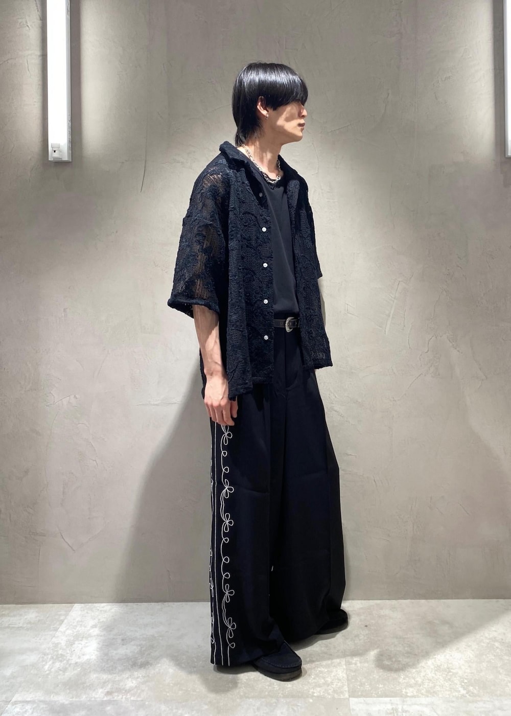 ブラック系のモカシン/デッキシューズ、ブラック系のタンクトップ、ブラック系のシャツ/ブラウスを着用したメンズの夏コーディネートの2枚目の写真