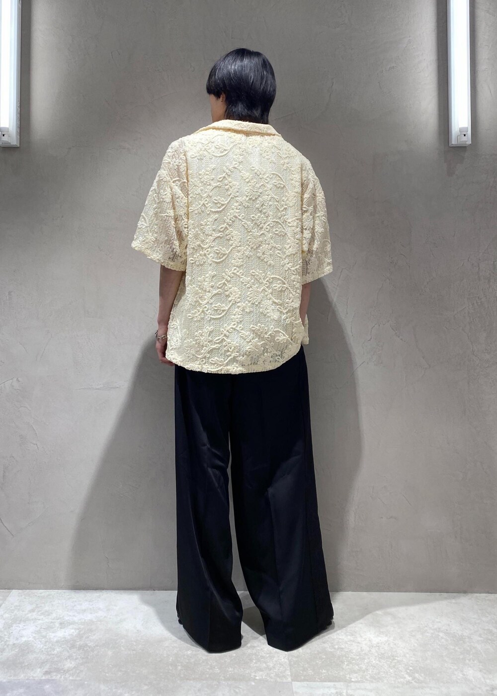 ブラック系のスラックス、ホワイト系のシャツ/ブラウス、ホワイト系のタンクトップを着用したメンズの夏コーディネートの3枚目の写真