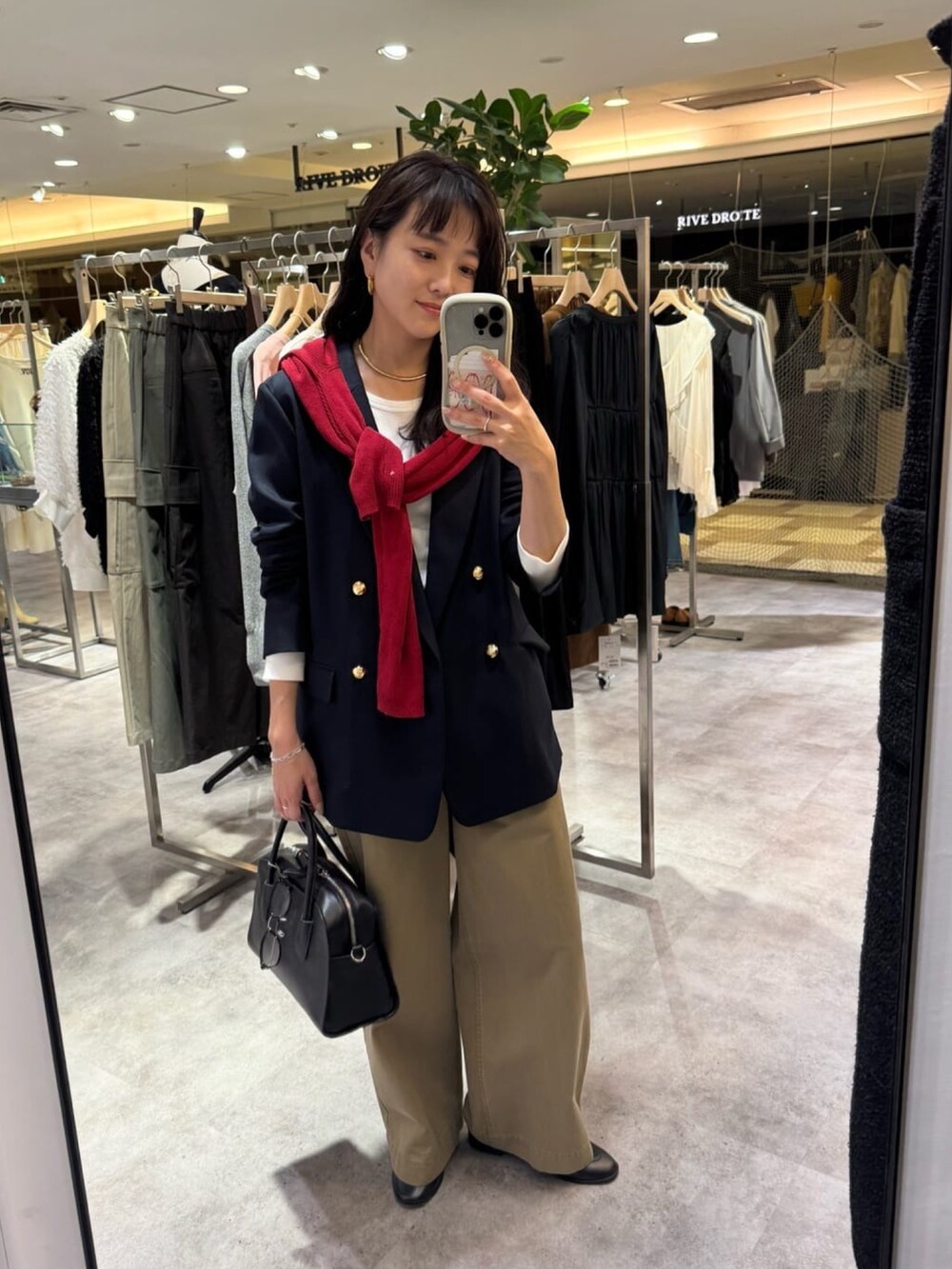 ブラウン系のテーラードジャケット、ベージュ系のチノパンツ、ホワイト系のTシャツ/カットソーを着用したレディースの秋コーディネートの4枚目の写真
