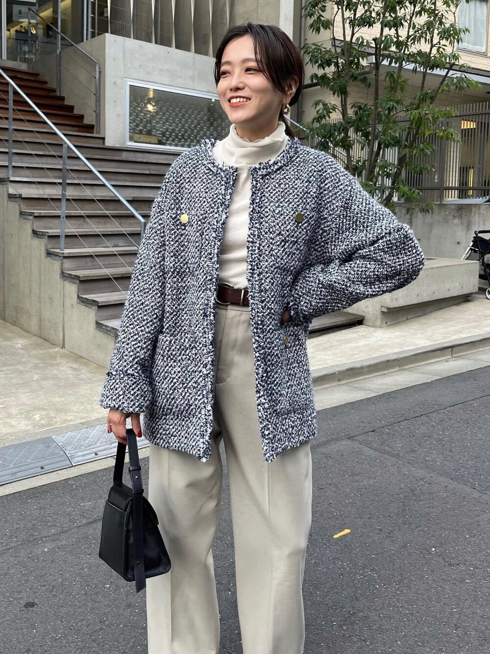 「服とコスメでなりたい自分に、クリスマスに着たい服、冬、大人女子、秋冬コーデ、パンツコーデ、休日コーデ、シンプルスタイル、きれいめカジュアル、お洒落さんとつながりたい、パンツスタイル、お出かけコーデ、ツイード、ツイードジャケット、RIVEDROITE」｜「RIVE DROITEの上品さを兼ね備えた大人のためのワイドパンツ/ダブルクロスセミワイドパンツ（その他パンツ、ホワイト系）」を使った、chika_shiさん（レディース・157cm）の冬コーディネートの3枚目の写真