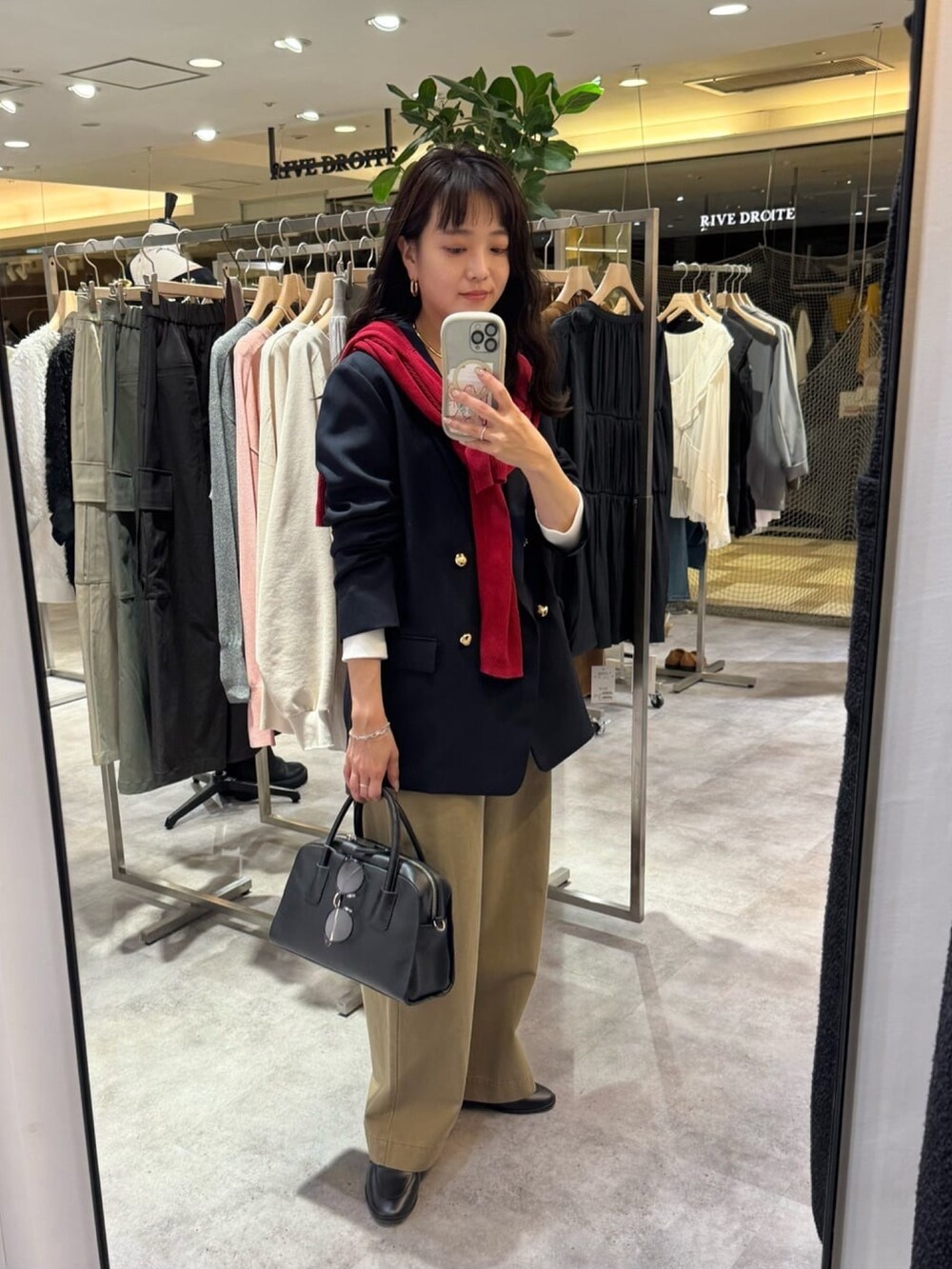 ブラウン系のテーラードジャケット、ベージュ系のチノパンツ、ホワイト系のTシャツ/カットソーを着用したレディースの秋コーディネートの2枚目の写真