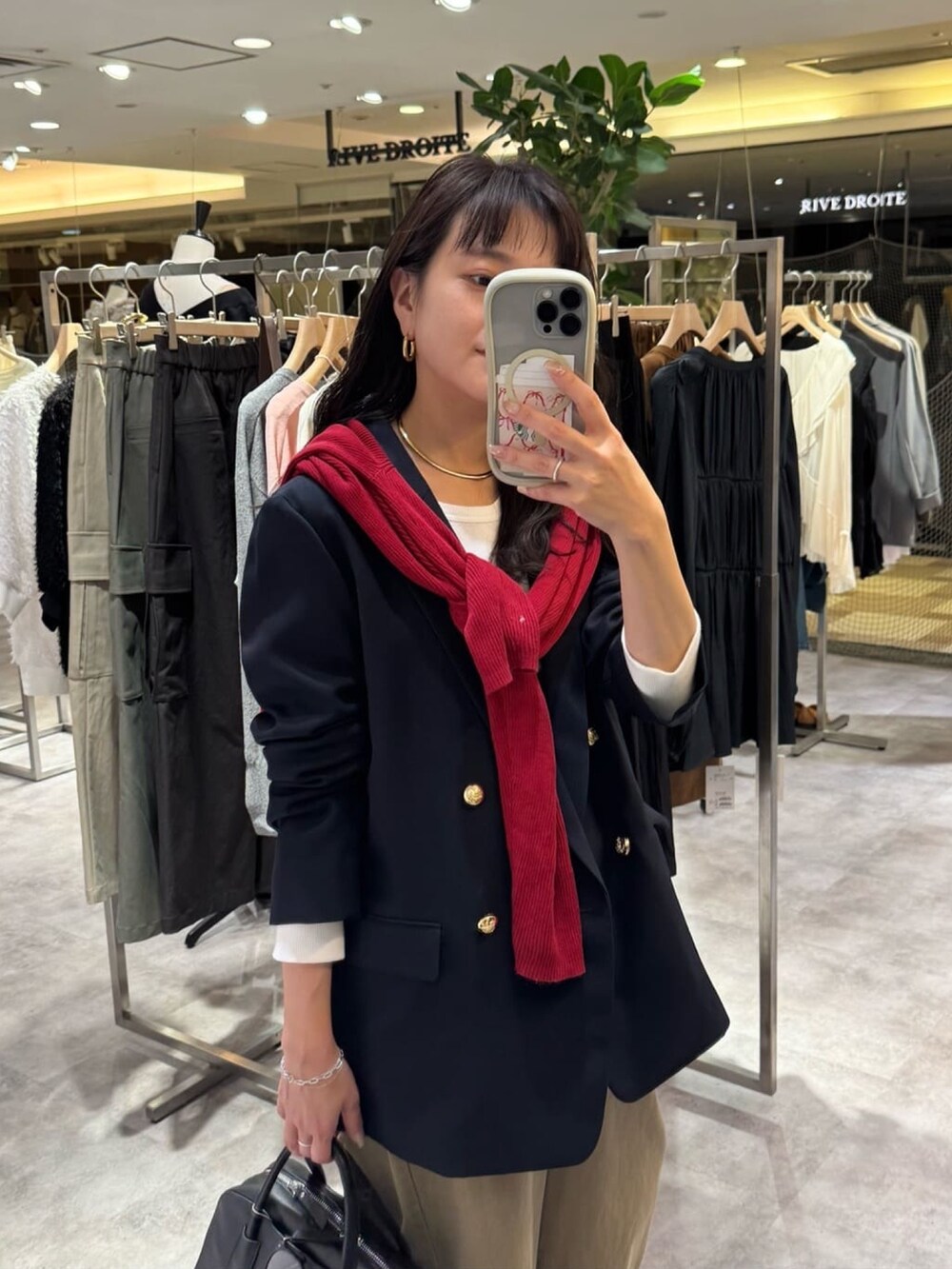 ブラウン系のテーラードジャケット、ベージュ系のチノパンツ、ホワイト系のTシャツ/カットソーを着用したレディースの秋コーディネートの3枚目の写真