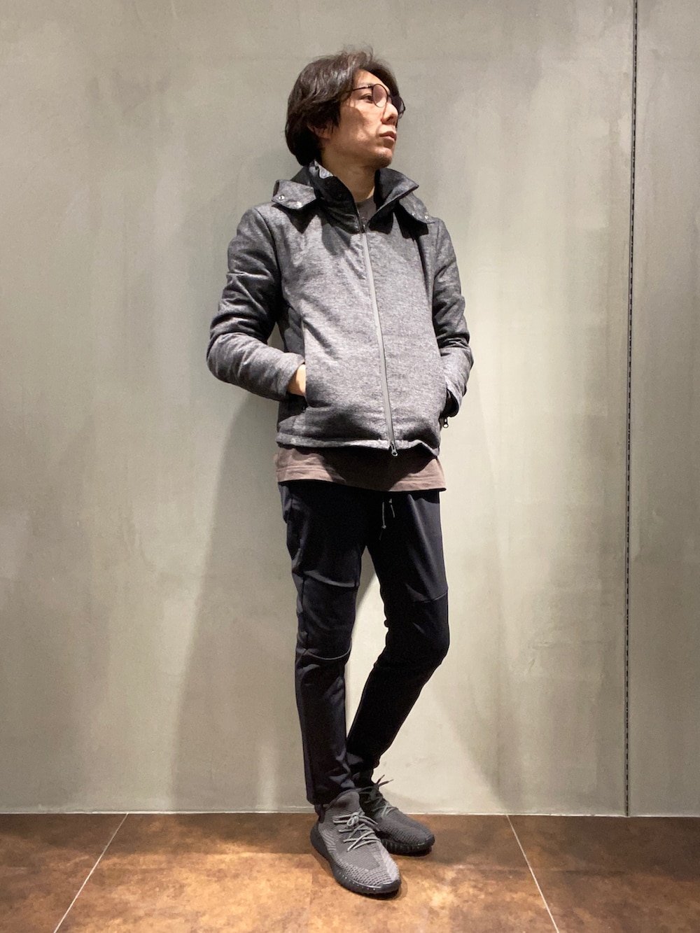 グレー系のブルゾン、ブラック系のその他パンツ、ブラック系のドレスシューズを着用したメンズの冬コーディネートの2枚目の写真