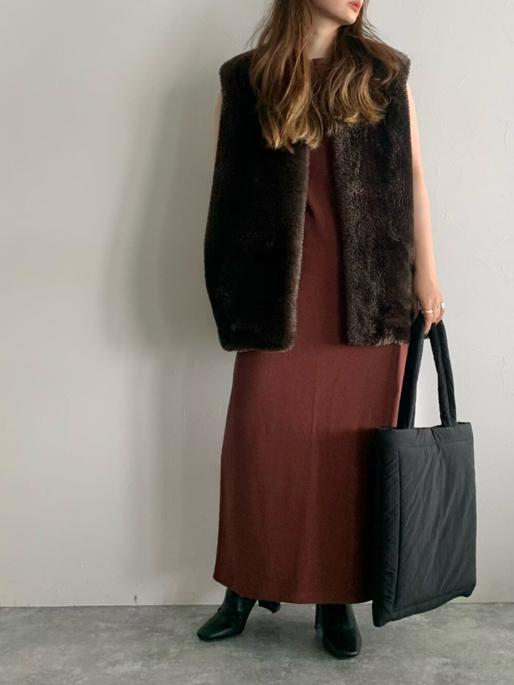 ブラウン系のその他アウター、ブラウン系のワンピース、ブラック系のショルダーバッグを着用したレディースの夏コーディネートの3枚目の写真