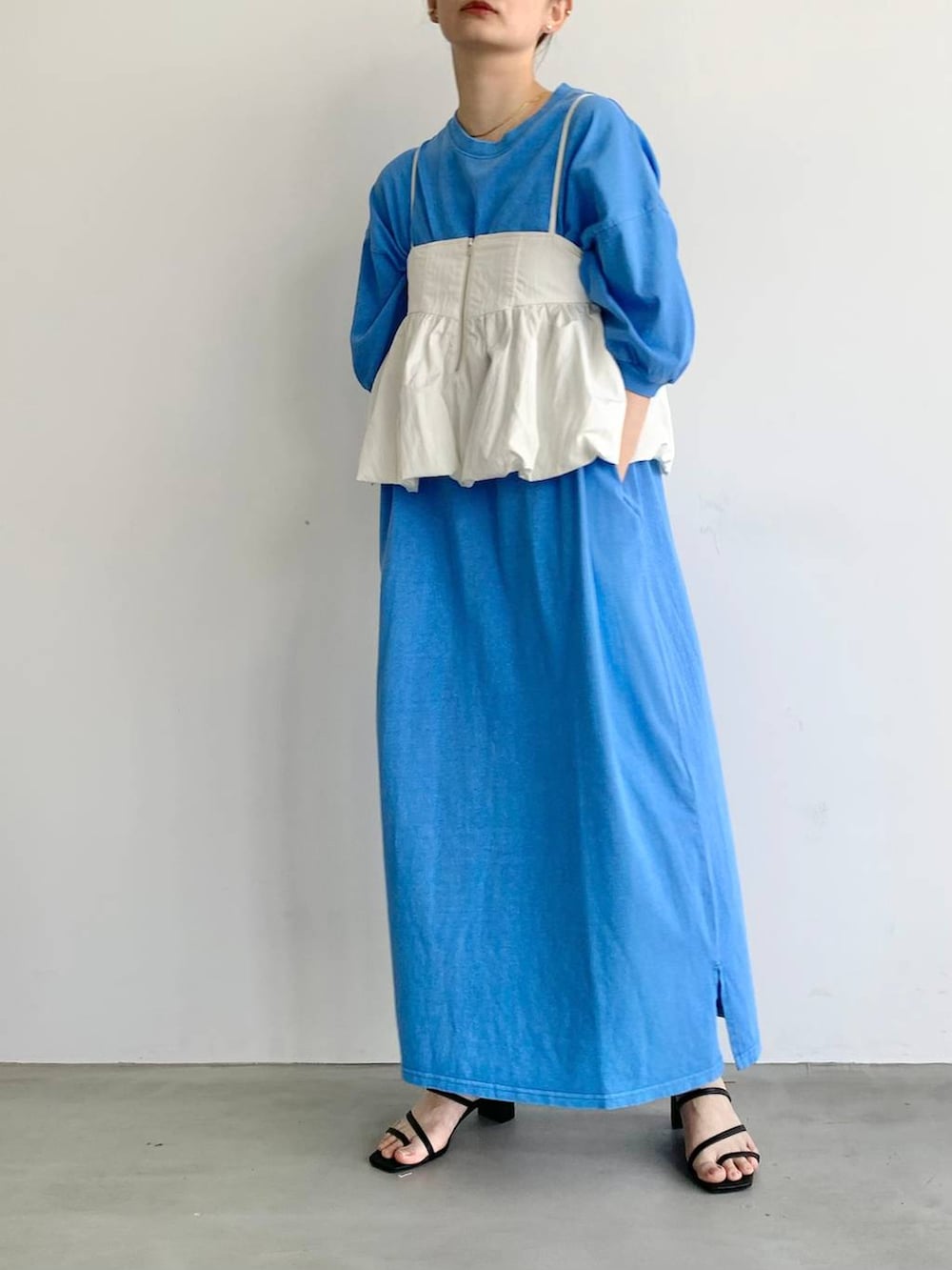 ホワイト系のキャミソール、ブラック系のサンダル、ブルー系のワンピースを着用したレディースの夏コーディネートの2枚目の写真