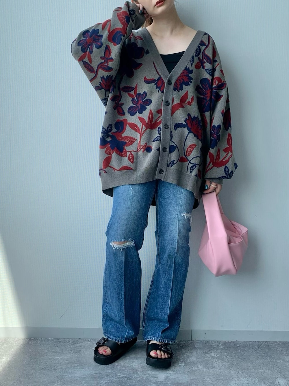 ブルー系のデニムパンツ、ピンク系のショルダーバッグ、グレー系のカーディガン/ボレロを着用したレディースの夏コーディネートの3枚目の写真