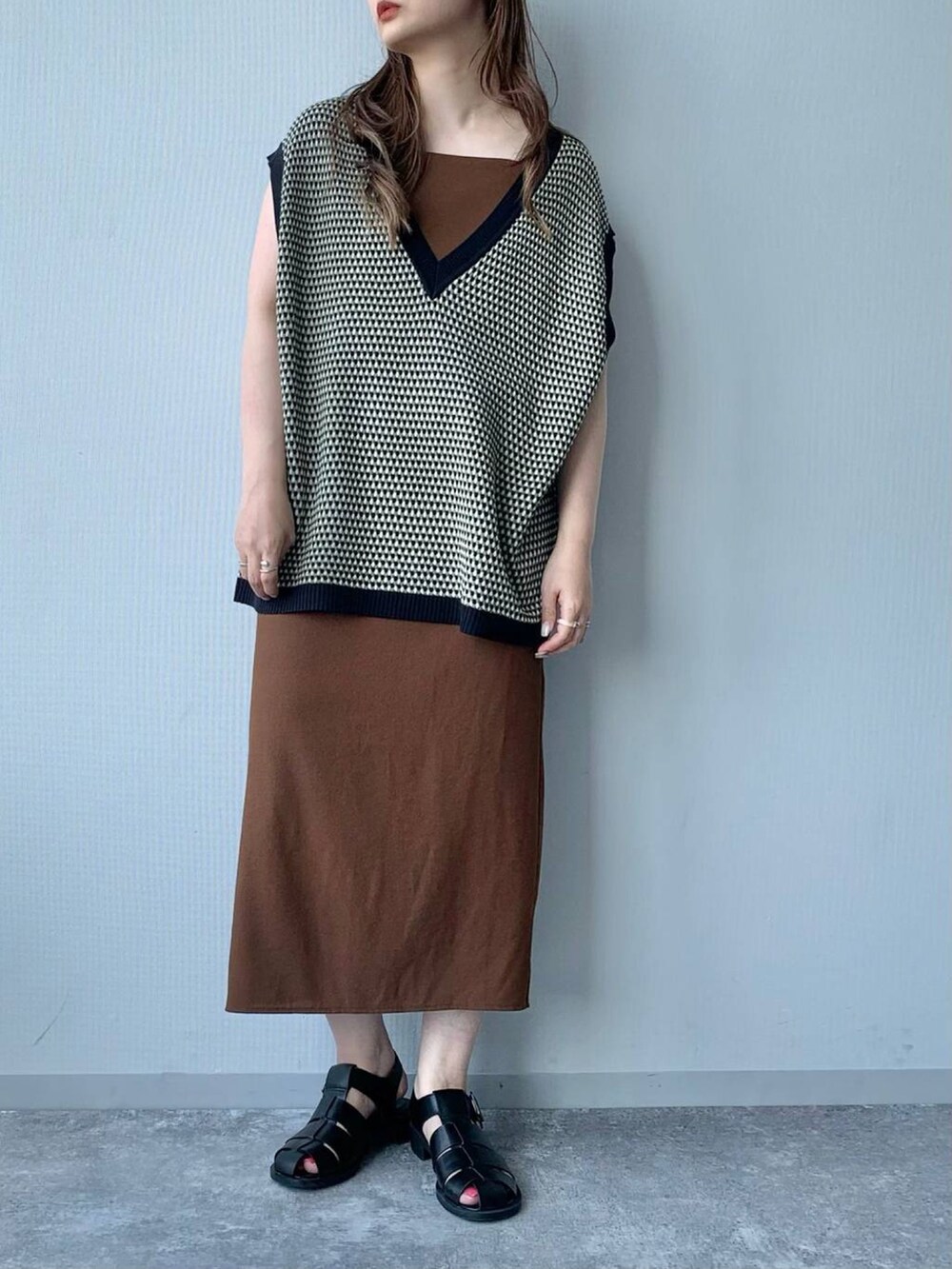 ブラック系のサンダル、ブラウン系のワンピース、ブラック系のベストを着用したレディースの夏コーディネートの3枚目の写真