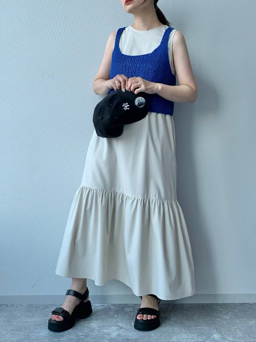 ホワイト系のワンピース/ドレス、ブルー系のベスト、ブラック系のサンダルを着用したレディースの夏コーディネートの3枚目の写真