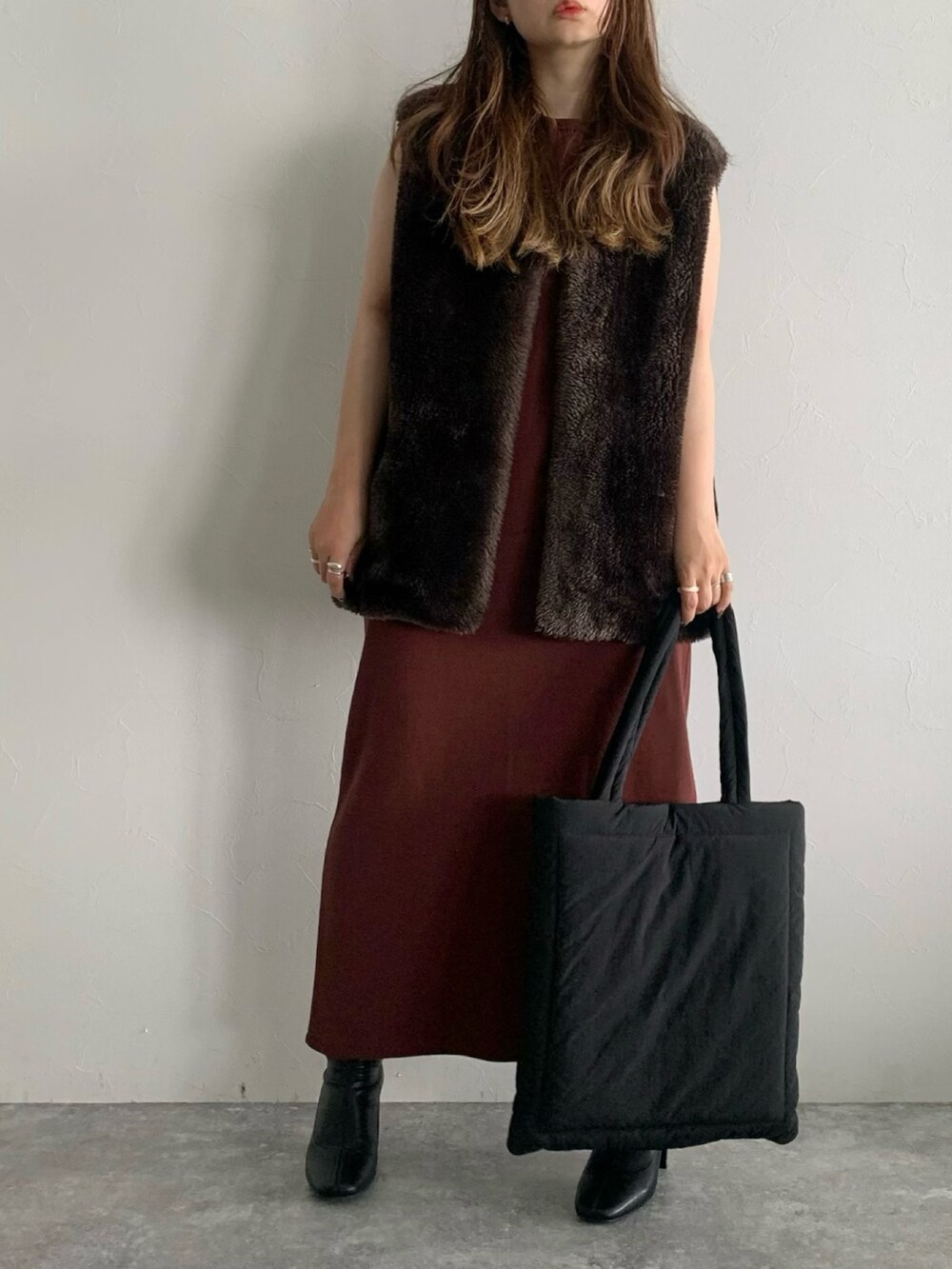 ブラウン系のその他アウター、ブラウン系のワンピース、ブラック系のショルダーバッグを着用したレディースの夏コーディネートの2枚目の写真