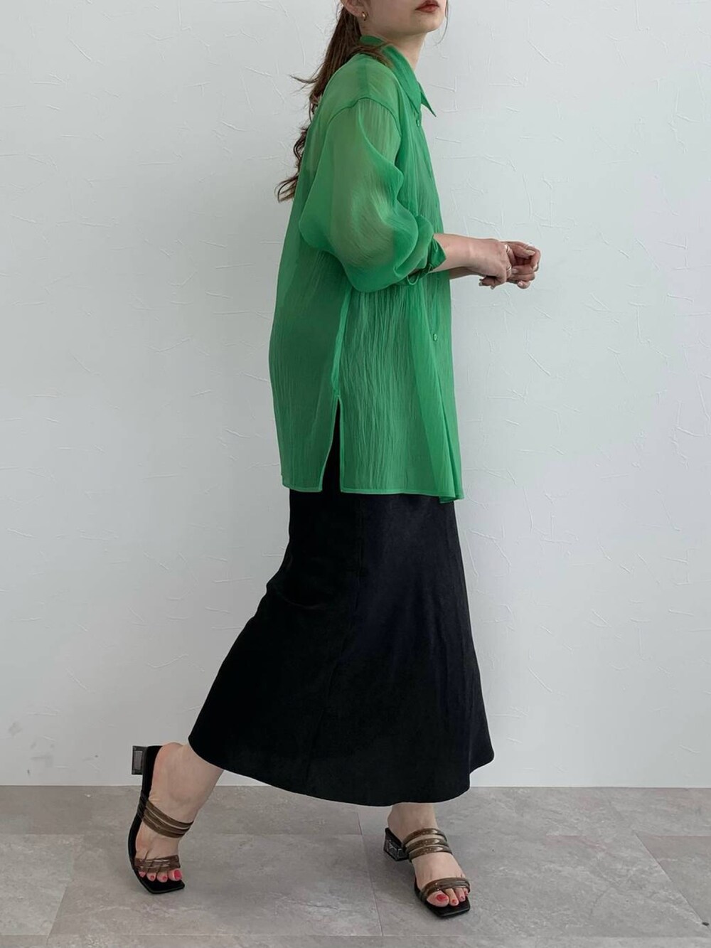 ブラック系のサンダル、ブラック系のスカート、グリーン系のシャツ/ブラウスを着用したレディースの夏コーディネートの2枚目の写真