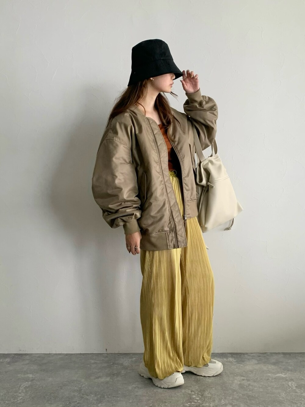 ベージュ系のMA-1、ホワイト系のトートバッグを着用したレディースの夏コーディネートの5枚目の写真