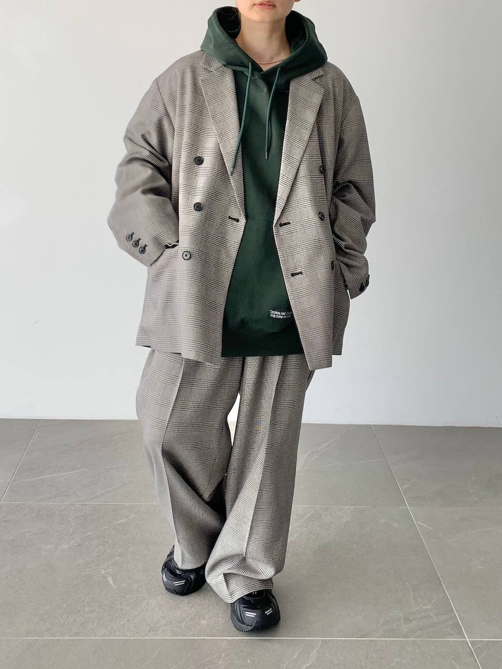 その他のその他パンツ、その他のテーラードジャケット、グリーン系のスウェットを着用したレディースの夏コーディネートの7枚目の写真