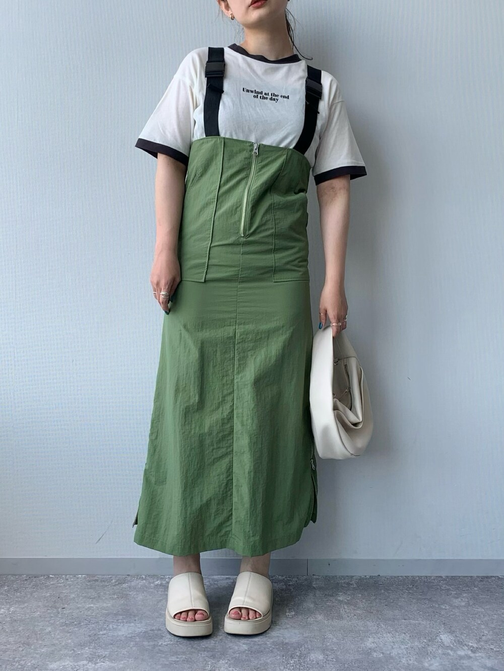 グリーン系のワンピース/ドレス、ホワイト系のサンダル、ホワイト系のショルダーバッグを着用したレディースの夏コーディネートの2枚目の写真