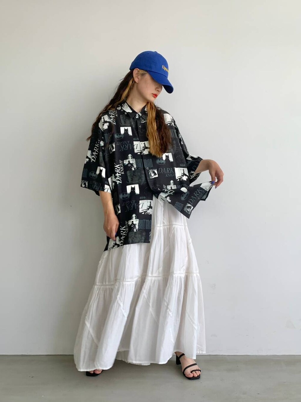 ブラック系のサンダル、ブラック系のシャツ/ブラウス、ホワイト系のスカートを着用したレディースの夏コーディネートの5枚目の写真