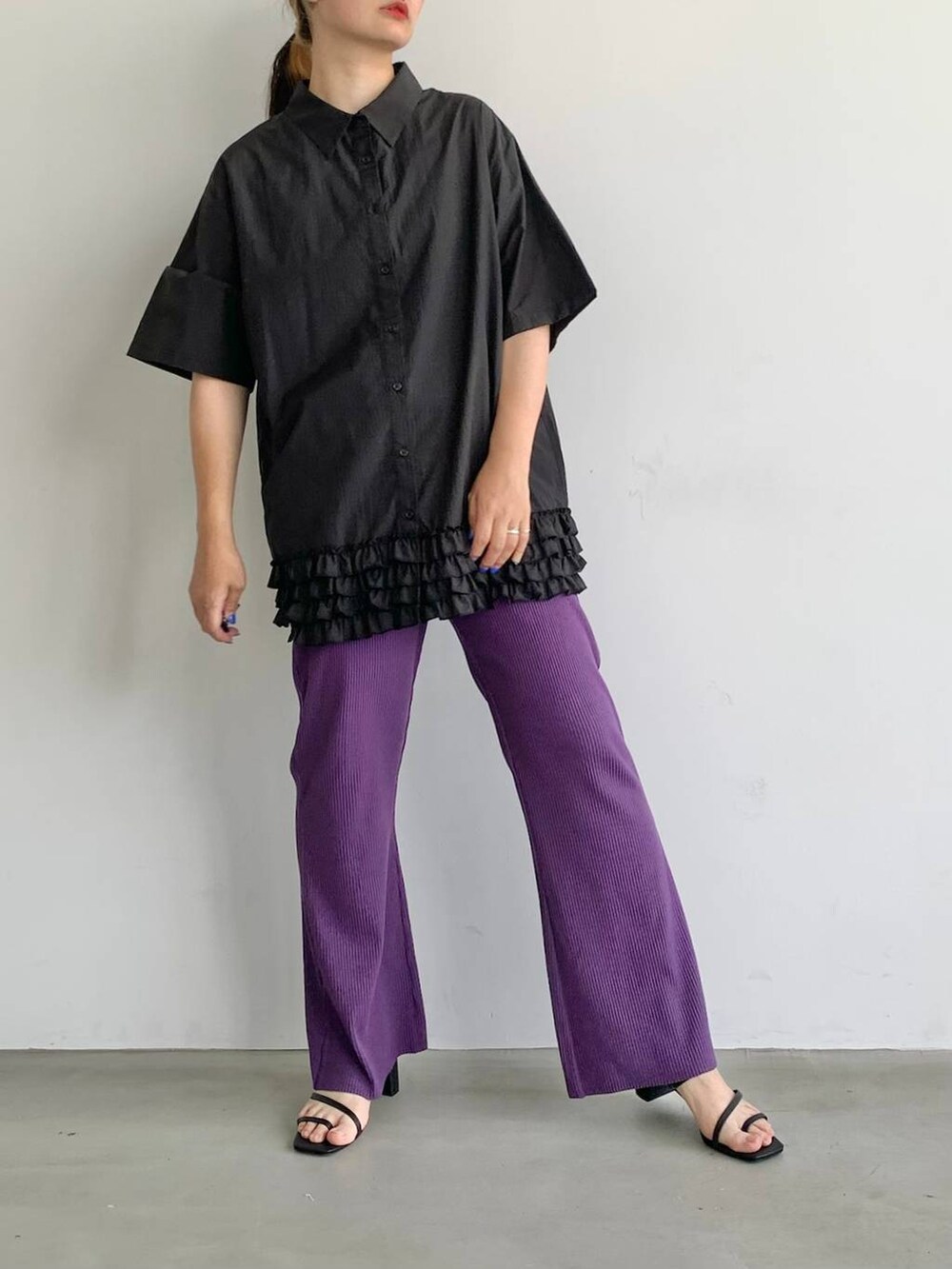 ブラック系のサンダル、パープル系のその他パンツ、ブラック系のシャツ/ブラウスを着用したレディースの夏コーディネートの2枚目の写真