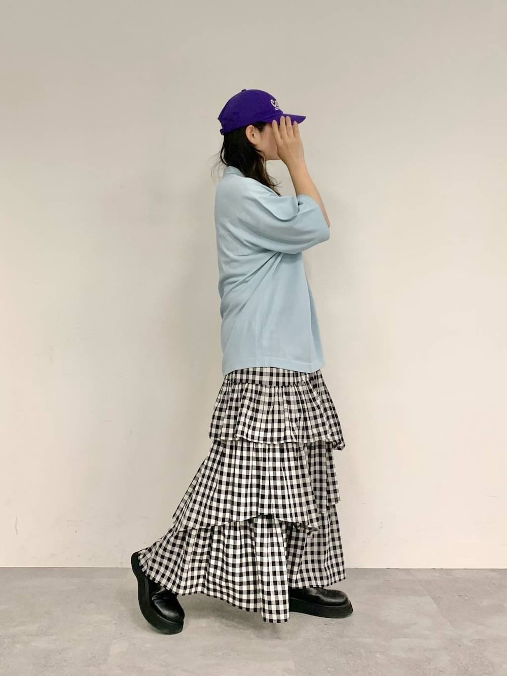 ブラック系のサンダル、ブルー系のTシャツ/カットソーを着用したレディースの春コーディネートの3枚目の写真