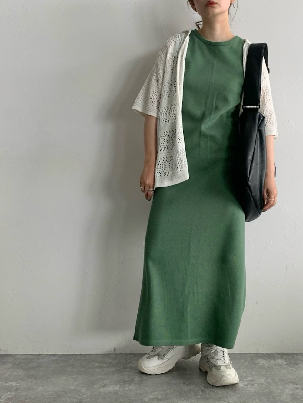 ホワイト系のカーディガン/ボレロ、グリーン系のワンピースを着用したレディースの夏コーディネートの5枚目の写真