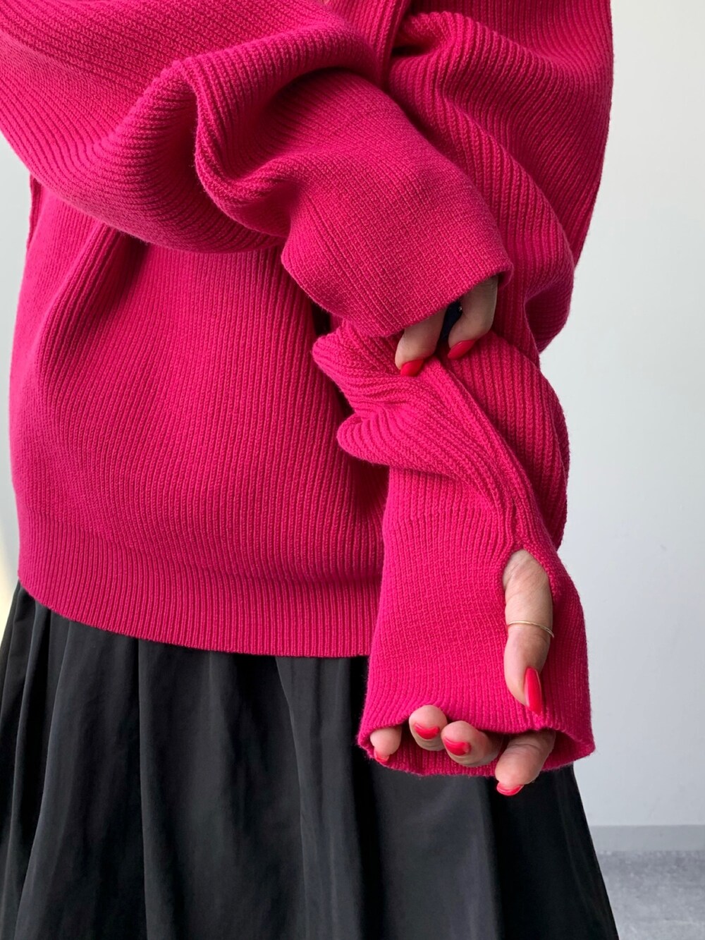 ブラック系のブーツ、ブラック系のスカート、ピンク系のニット/セーターを着用したレディースの夏コーディネートの4枚目の写真