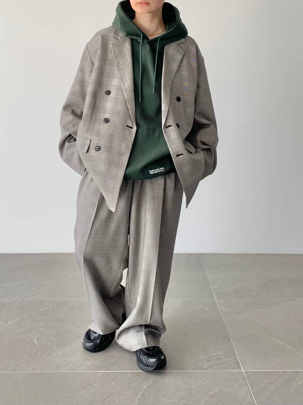 その他のその他パンツ、その他のテーラードジャケット、グリーン系のスウェットを着用したレディースの夏コーディネートの4枚目の写真