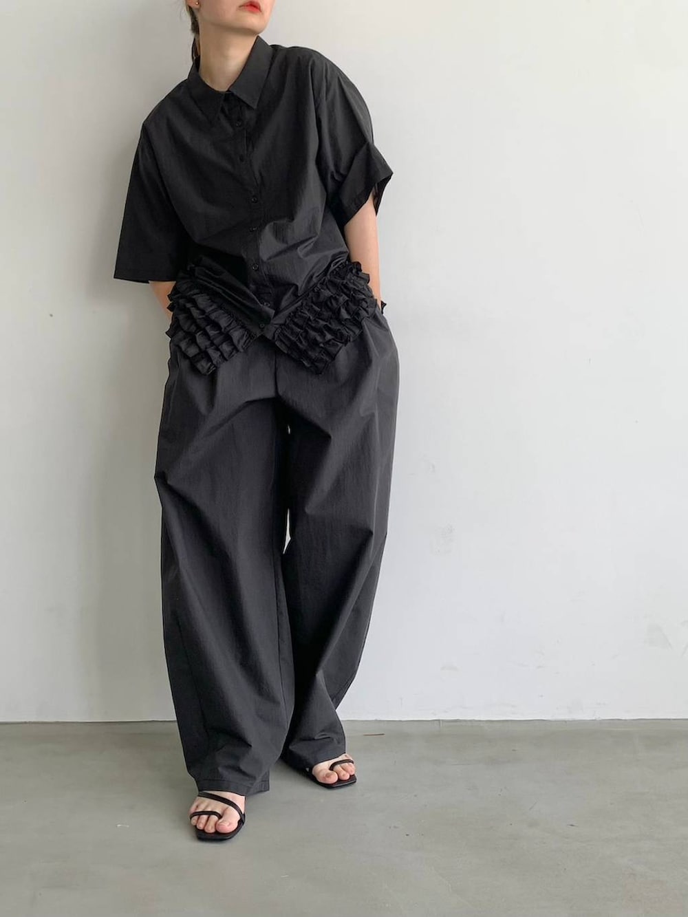 ブラック系のサンダル、ブラック系のスラックス、ブラック系のシャツ/ブラウスを着用したレディースの夏コーディネートの3枚目の写真