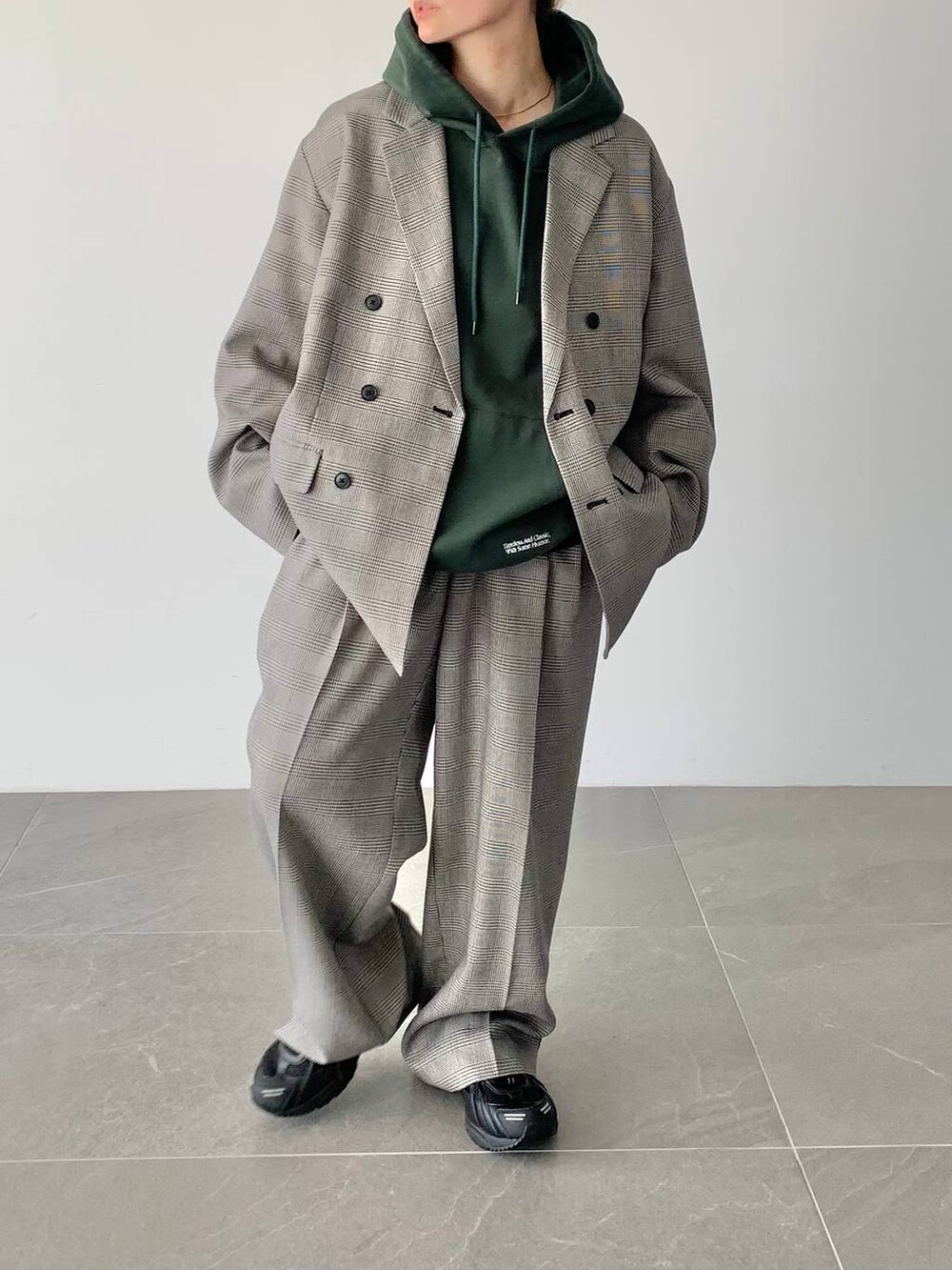 その他のその他パンツ、その他のテーラードジャケット、グリーン系のスウェットを着用したレディースの夏コーディネートの6枚目の写真