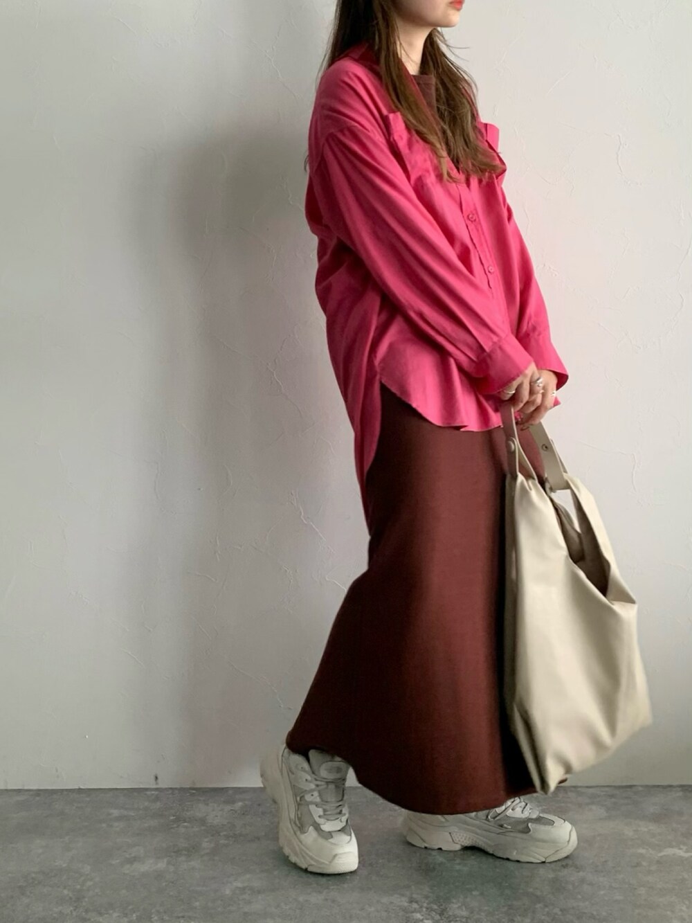 ブラウン系のワンピース、ホワイト系のショルダーバッグを着用したレディースの夏コーディネートの3枚目の写真