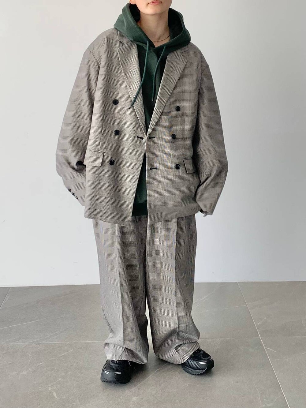 その他のその他パンツ、その他のテーラードジャケット、グリーン系のスウェットを着用したレディースの夏コーディネートの2枚目の写真