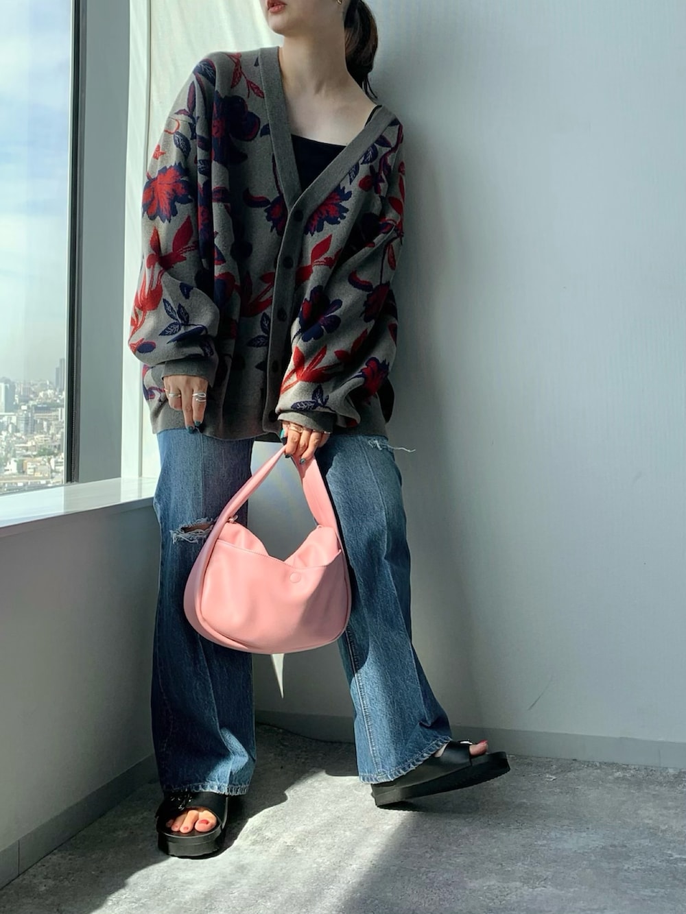 ブルー系のデニムパンツ、ピンク系のショルダーバッグ、グレー系のカーディガン/ボレロを着用したレディースの夏コーディネートの5枚目の写真