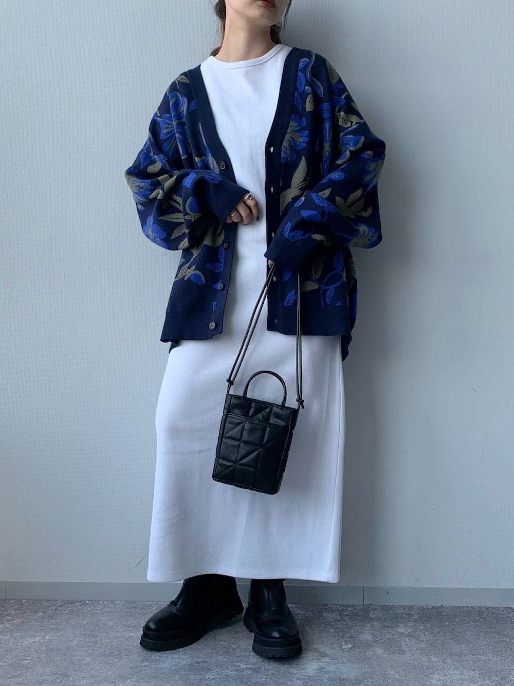 ブラック系のブーツ、グレー系のカーディガン/ボレロ、ブラック系のワンピースを着用したレディースの夏コーディネートの5枚目の写真