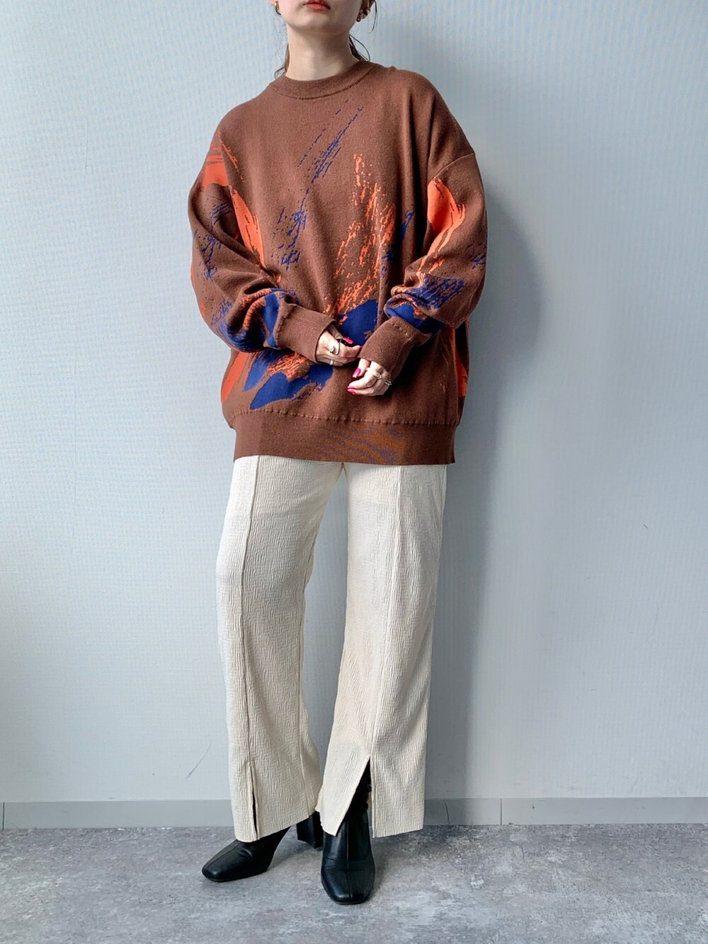 ブラック系のブーツ、ホワイト系のその他パンツ、ブラウン系のニット/セーターを着用したレディースの夏コーディネートの3枚目の写真