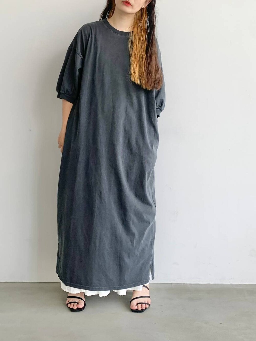 ブラック系のサンダル、ホワイト系のスカート、ブルー系のワンピースを着用したレディースの夏コーディネートの2枚目の写真