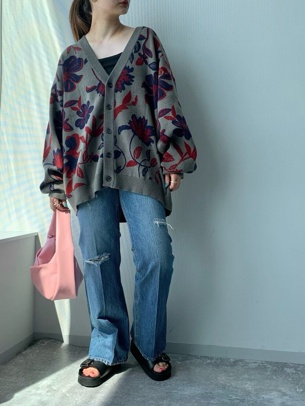 ブルー系のデニムパンツ、ピンク系のショルダーバッグ、グレー系のカーディガン/ボレロを着用したレディースの夏コーディネートの2枚目の写真