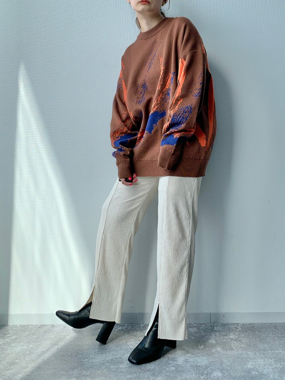 ブラック系のブーツ、ホワイト系のその他パンツ、ブラウン系のニット/セーターを着用したレディースの夏コーディネートの4枚目の写真