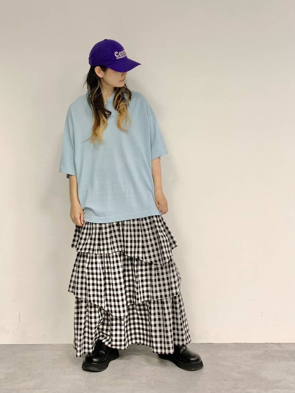 ブラック系のサンダル、ブルー系のTシャツ/カットソーを着用したレディースの春コーディネートの2枚目の写真