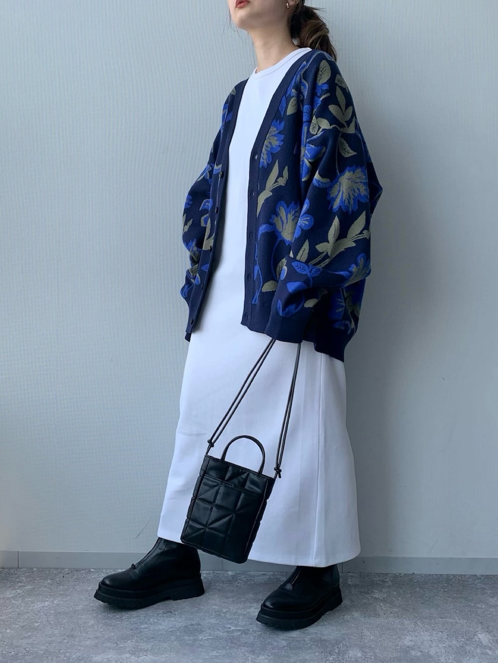 ブラック系のブーツ、グレー系のカーディガン/ボレロ、ブラック系のワンピースを着用したレディースの夏コーディネートの3枚目の写真