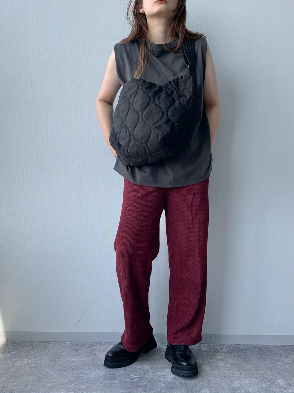 ブラック系のブーツ、レッド系のその他パンツ、グレー系のトップスを着用したレディースの夏コーディネートの4枚目の写真