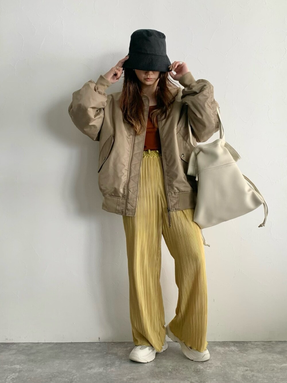 ベージュ系のMA-1、ホワイト系のトートバッグを着用したレディースの夏コーディネートの2枚目の写真