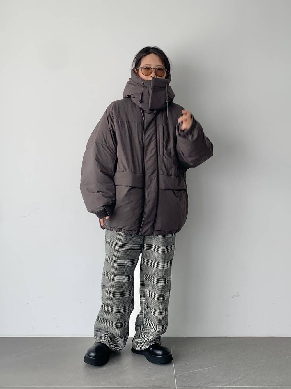 その他のその他パンツ、ブラック系のサンダル、グレー系のダウンジャケット/コートを着用したレディースの夏コーディネートの6枚目の写真