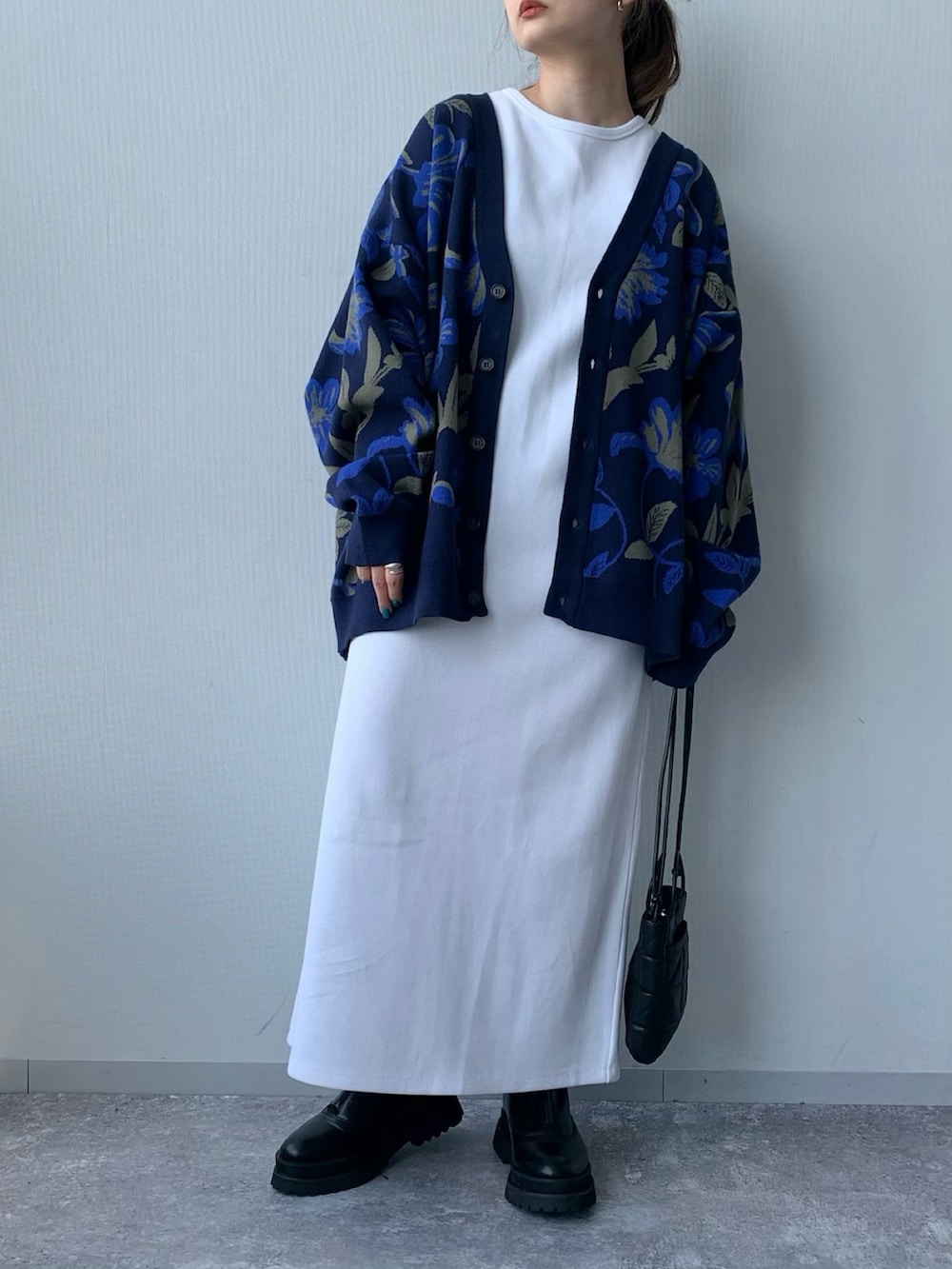 ブラック系のブーツ、グレー系のカーディガン/ボレロ、ブラック系のワンピースを着用したレディースの夏コーディネートの2枚目の写真