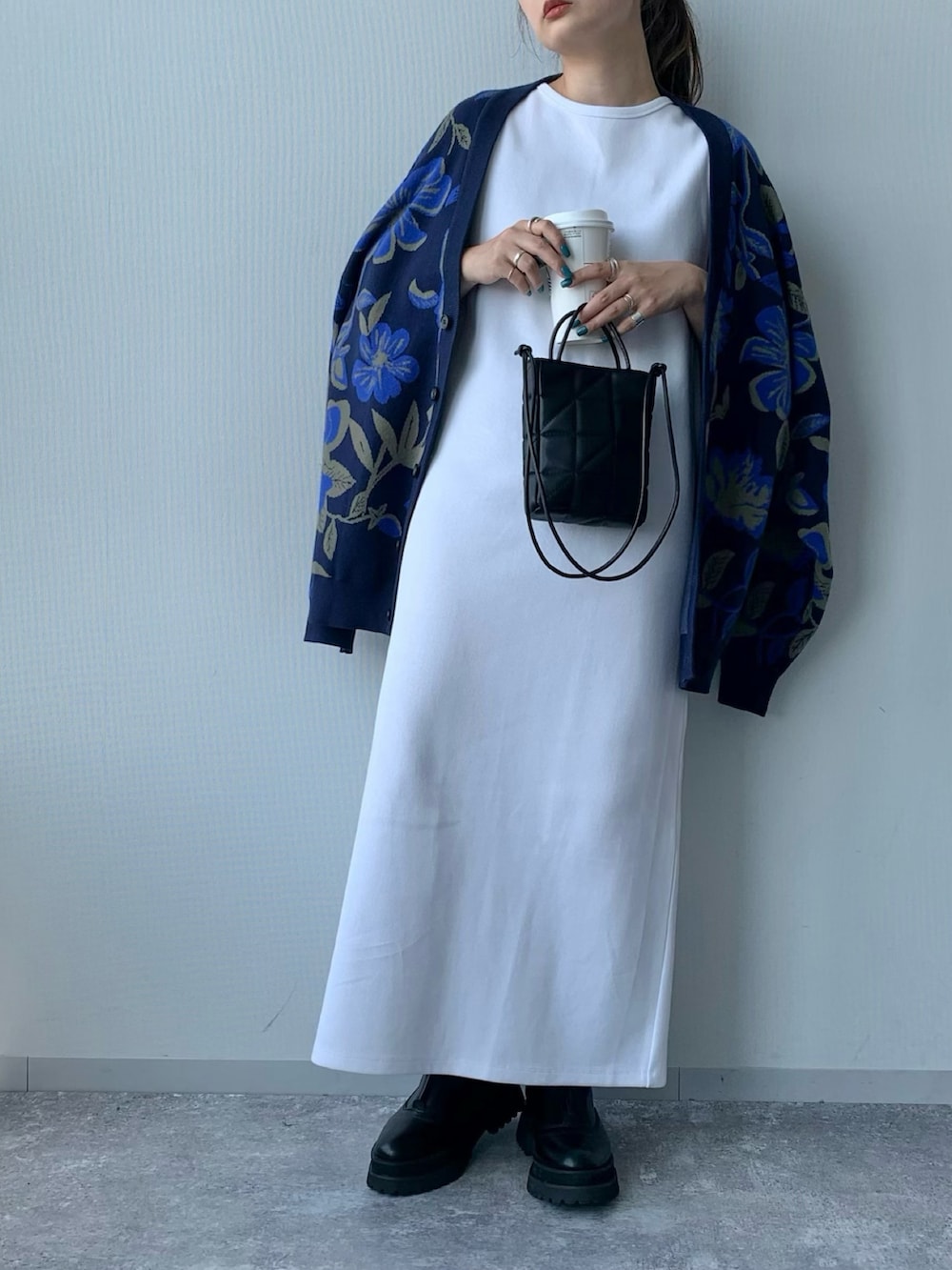 ブラック系のブーツ、グレー系のカーディガン/ボレロ、ブラック系のワンピースを着用したレディースの夏コーディネートの4枚目の写真