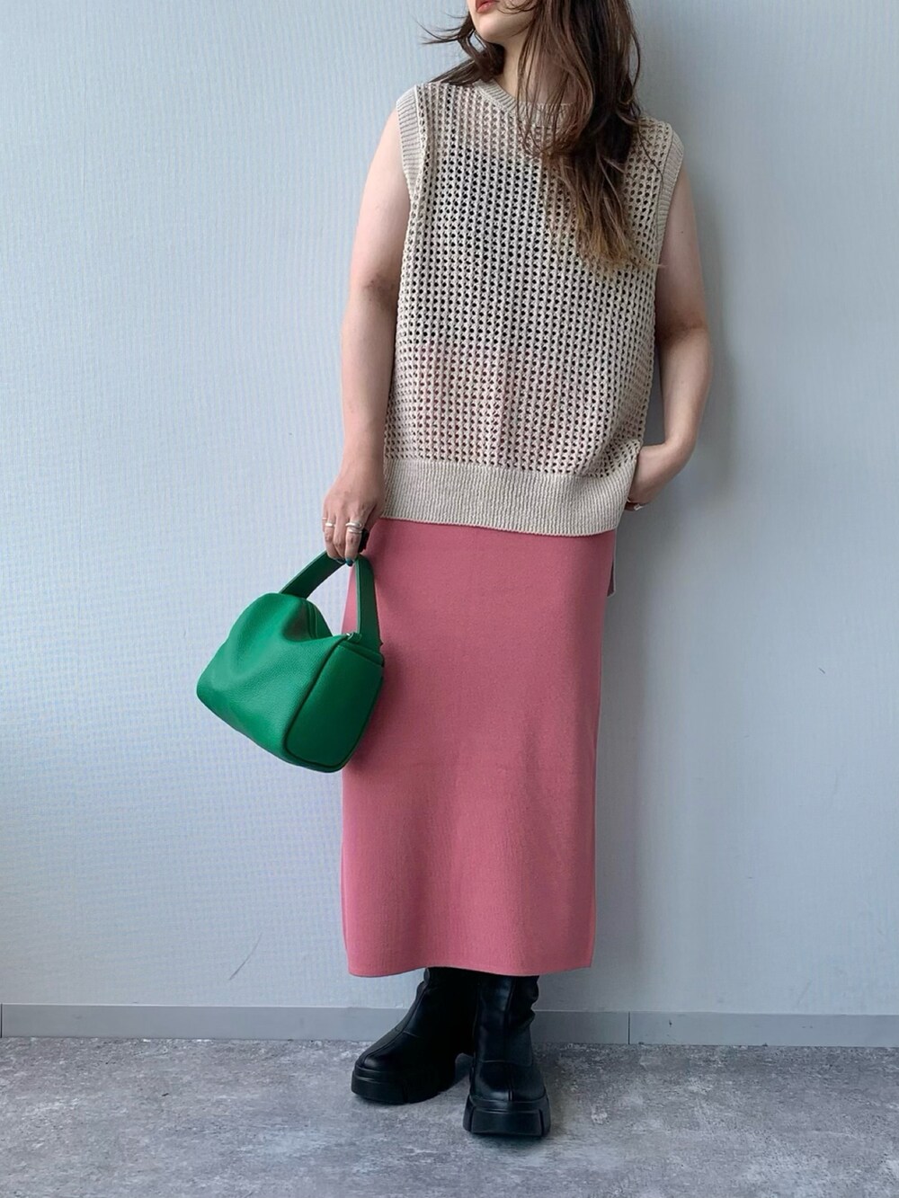 ブラック系のブーツ、グリーン系のショルダーバッグ、ホワイト系のTシャツ/カットソーを着用したレディースの夏コーディネートの3枚目の写真