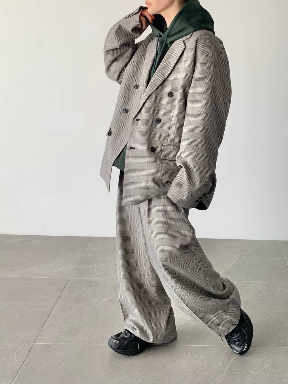 その他のその他パンツ、その他のテーラードジャケット、グリーン系のスウェットを着用したレディースの夏コーディネートの5枚目の写真