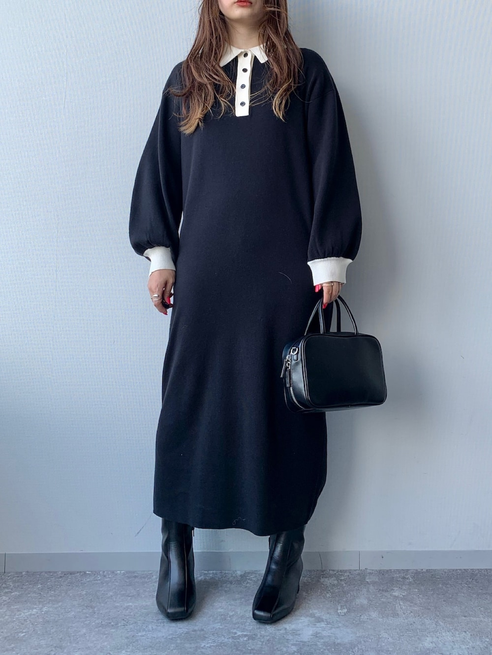 ブラック系のショルダーバッグ、ブラック系のワンピース、ブラック系のブーツを着用したレディースの夏コーディネートの2枚目の写真